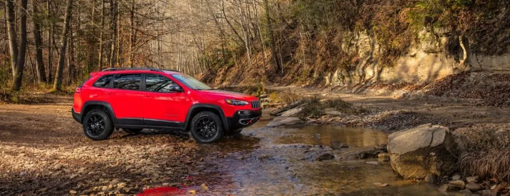 What Performance Features are on the 2020 Jeep Cherokee?